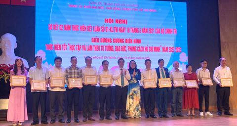 Trao huy hiệu Đảng cho nhiều đảng viên lão thành khối đại học TP.HCM - Ảnh 1. Trao huy hiệu Đảng cho nhiều đảng viên lão thành khối đại học TP.HCM - Ảnh 1.