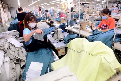 Lãi vay ăn mòn doanh nghiệp - Ảnh 2. Các doanh nghiệp sản xuất đều mong muốn giảm gánh nặng lãi suất - Ảnh: QUANG ĐỊNH