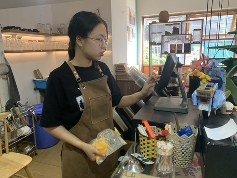 Sinh viên làm thêm với tiền lương bèo bọt, có nơi chỉ trả 12.000 đồng/giờ - Ảnh 2. Sinh viên làm thêm với tiền lương bèo bọt, có nơi chỉ trả 12.000 đồng/giờ - Ảnh 2.