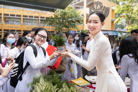 Tin tức giải trí ngày 16-5: Tiểu Vy được khen, đêm nhạc BlackPink bị chê - Ảnh 4. Tin tức giải trí ngày 16-5: Tiểu Vy được khen, đêm nhạc BlackPink bị chê - Ảnh 4.