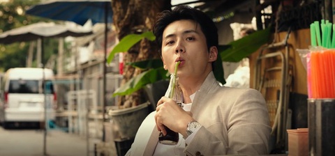 Kim Seon Ho lột xác thành kẻ săn mồi đầy nguy hiểm trong phim điện ảnh đầu tay - Ảnh 5. Kim Seon Ho lột xác thành kẻ săn mồi đầy nguy hiểm trong phim điện ảnh đầu tay - Ảnh 5.