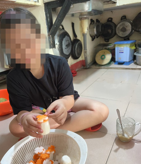 Những đứa con mãi không chịu 'lớn' - Kỳ 4: Cho trẻ cơ hội đương đầu thử thách - Ảnh 1. Cha mẹ nên tập cho con biết phụ giúp việc nhà từ nhỏ để rèn dần tính tự lập - Ảnh: Y.TRINH