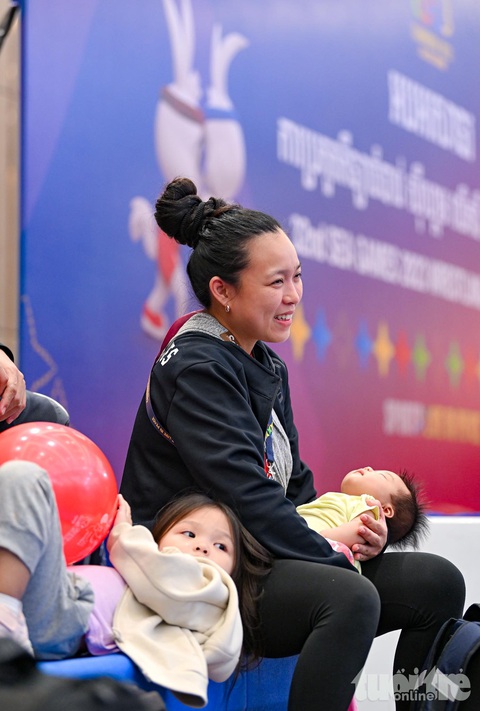 HLV bế con 2 tháng tuổi đến SEA Games để giúp VĐV giành vàng - Ảnh 4. HLV bế con 2 tháng tuổi đến SEA Games để giúp VĐV giành vàng - Ảnh 4.