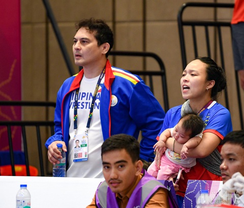 HLV bế con 2 tháng tuổi đến SEA Games để giúp VĐV giành vàng - Ảnh 3. HLV bế con 2 tháng tuổi đến SEA Games để giúp VĐV giành vàng - Ảnh 3.