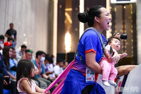 HLV bế con 2 tháng tuổi đến SEA Games để giúp VĐV giành vàng - Ảnh 2. HLV bế con 2 tháng tuổi đến SEA Games để giúp VĐV giành vàng - Ảnh 2.