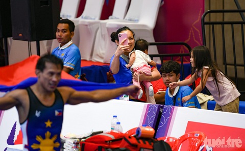 HLV bế con 2 tháng tuổi đến SEA Games để giúp VĐV giành vàng - Ảnh 5. HLV bế con 2 tháng tuổi đến SEA Games để giúp VĐV giành vàng - Ảnh 5.