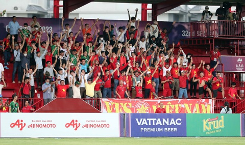 Ajinomoto tiếp tục đồng hành với SEA Games tại Campuchia - Ảnh 2. Các cổ động viên Việt Nam sang Campuchia xem SEA Games 32 - Ảnh Nguyên Khôi