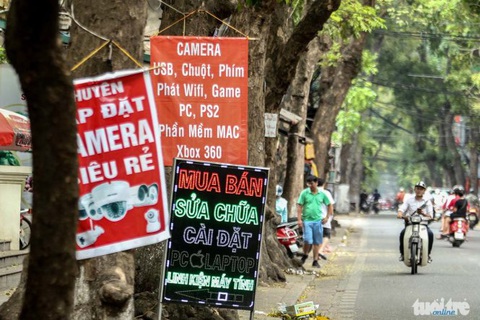 Quảng cáo trên trụ chiếu sáng là không phù hợp quy định - Ảnh 1. Quảng cáo trên trụ chiếu sáng là không phù hợp quy định - Ảnh 1.