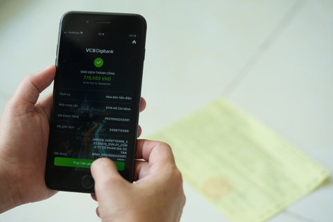 Nguy cơ thiếu điện, giải quyết ra sao? - Ảnh 5. Người dân thanh toán tiền điện qua app - Ảnh: HỮU HẠNH