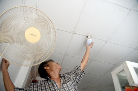 Nguy cơ thiếu điện, giải quyết ra sao? - Ảnh 1. Nhằm tiết kiệm điện, một hộ dân ở quận 3 (TP.HCM) chuyển sang dùng bóng đèn LED - Ảnh: MINH ANH