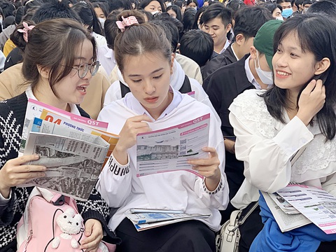 Công bố học phí kiểu... đánh đố - Ảnh 1. Thông tin về học phí luôn được thí sinh quan tâm, tìm hiểu trước khi đưa ra quyết định đăng ký xét tuyển - Ảnh: TRẦN HUỲNH