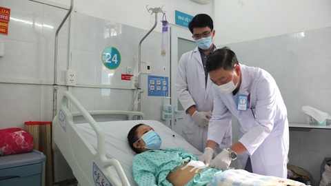 Cứu bệnh nhân bị xương cá rô phi xuyên thủng thực quản - Ảnh 1. Cứu bệnh nhân bị xương cá rô phi xuyên thủng thực quản - Ảnh 1.