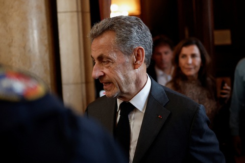 Cựu tổng thống Pháp Sarkozy đeo vòng điện tử thay cho ở tù - Ảnh 1. Cựu tổng thống Pháp Sarkozy đeo vòng điện tử thay cho ở tù - Ảnh 1.