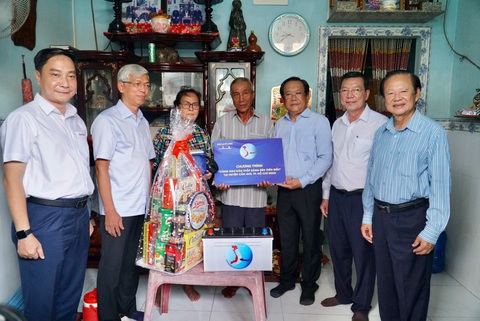 Chương trình “Cùng ngư dân thắp sáng đèn trên biển” trao quà tại huyện Cần Giờ - Ảnh 1. Chương trình “Cùng ngư dân thắp sáng đèn trên biển” trao quà tại huyện Cần Giờ - Ảnh 1.