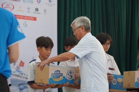 Chương trình “Cùng ngư dân thắp sáng đèn trên biển” trao quà tại huyện Cần Giờ - Ảnh 2. Chương trình “Cùng ngư dân thắp sáng đèn trên biển” trao quà tại huyện Cần Giờ - Ảnh 2.