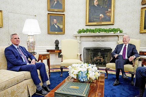 Nước Mỹ có tránh được vỡ nợ? - Ảnh 1. Tổng thống Mỹ Joe Biden (bên phải) thảo luận với Chủ tịch Hạ viện Mỹ Kevin McCarthy - Ảnh: Reuters