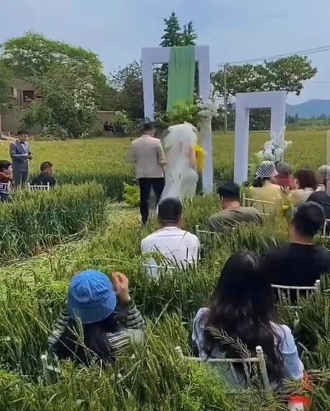 Ảnh vui 17-5: Cầu thủ Indonesia đi ngủ cùng linh vật và huy chương vàng - Ảnh 6. Ảnh vui 17-5: Cầu thủ Indonesia đi ngủ cùng linh vật và huy chương vàng - Ảnh 6.