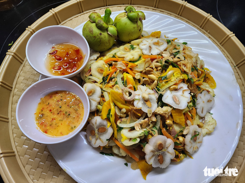 Gỏi gà măng cụt, mùa hè tai ương của gà và những trái măng cụt xanh - Ảnh 1. Gỏi gà măng cụt, mùa hè tai ương của gà và những trái măng cụt xanh - Ảnh 1.
