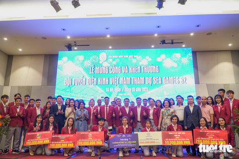 Nguyễn Thị Oanh xúc động nhận ô tô hơn 900 triệu đồng - Ảnh 1. Nguyễn Thị Oanh xúc động nhận ô tô hơn 900 triệu đồng - Ảnh 1.