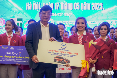 Nguyễn Thị Oanh xúc động nhận ô tô hơn 900 triệu đồng - Ảnh 4. Nguyễn Thị Oanh xúc động nhận ô tô hơn 900 triệu đồng - Ảnh 4.