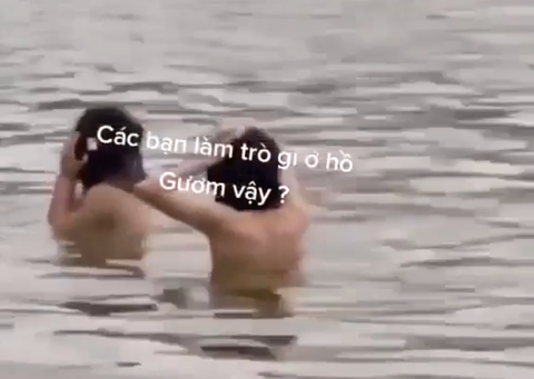 2 người cởi trần tắm ở hồ Gươm là đàn ông, không phải phụ nữ - Ảnh 1. 2 người cởi trần tắm ở hồ Gươm là đàn ông, không phải phụ nữ - Ảnh 1.
