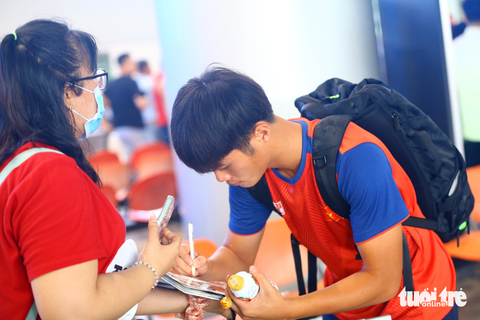 Tuyển U22 Việt Nam trở về trong lặng lẽ - Ảnh 3. Tuyển U22 Việt Nam trở về trong lặng lẽ - Ảnh 3.