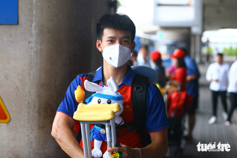Tuyển U22 Việt Nam trở về trong lặng lẽ - Ảnh 5. Tuyển U22 Việt Nam trở về trong lặng lẽ - Ảnh 5.