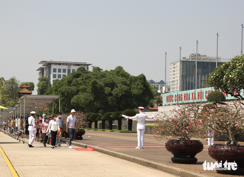 Nắng như đổ lửa, dòng người vẫn xếp hàng chờ vào viếng lăng Bác - Ảnh 1. Nắng như đổ lửa, dòng người vẫn xếp hàng chờ vào viếng lăng Bác - Ảnh 1.