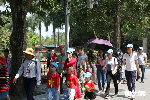 Nắng như đổ lửa, dòng người vẫn xếp hàng chờ vào viếng lăng Bác - Ảnh 2. Nắng như đổ lửa, dòng người vẫn xếp hàng chờ vào viếng lăng Bác - Ảnh 2.
