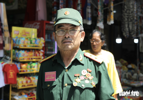 Nắng như đổ lửa, dòng người vẫn xếp hàng chờ vào viếng lăng Bác - Ảnh 3. Nắng như đổ lửa, dòng người vẫn xếp hàng chờ vào viếng lăng Bác - Ảnh 3.