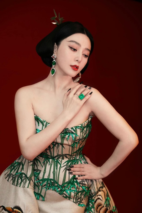 Phạm Băng Băng mang con hổ trong rừng tre lên thảm đỏ Liên hoan phim Cannes - Ảnh 3. Phạm Băng Băng mang con hổ trong rừng tre lên thảm đỏ Liên hoan phim Cannes - Ảnh 3.