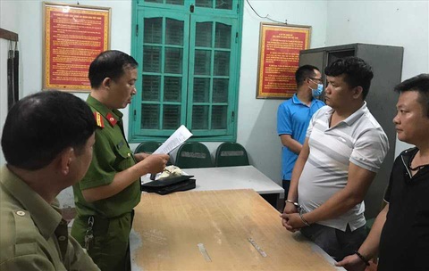Cường ‘quắt’ liên quan đến ông Lưu Bình Nhưỡng là ai? - Ảnh 2. Cơ quan điều tra Công an tỉnh Thái Bình tống đạt quyết định khởi tố và lệnh bắt với Phạm Minh Cường (biệt danh Cường "quắt") tại thời điểm năm 2022 - Ảnh: Công an tỉnh Thái Bình