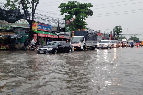 Nhiều tuyến đường ở Biên Hòa chìm trong nước - Ảnh 3. Nhiều tuyến đường ở Biên Hòa chìm trong nước - Ảnh 3.
