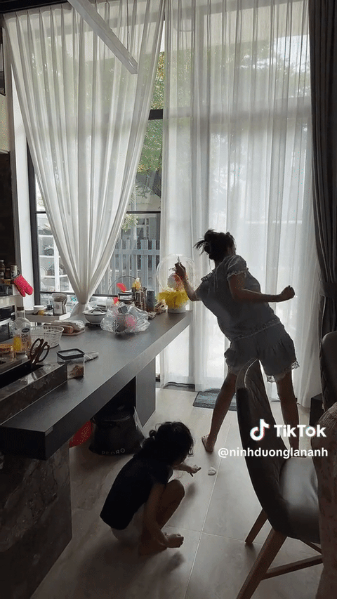 Ninh Dương Lan Ngọc bị người nhà quay lén, nhảy sexy gì mà lầy lội thế này? - Ảnh 2. Ninh Dương Lan Ngọc bị người nhà quay lén, nhảy sexy gì mà lầy lội thế này? - Ảnh 2.
