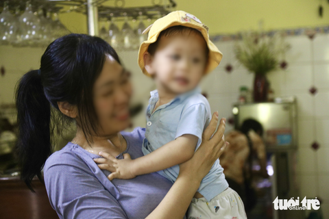 Niềm hạnh phúc của người mẹ sau 10 tháng mới được chạm vào con - Ảnh: DANH TRỌNG Niềm hạnh phúc của người mẹ sau 10 tháng mới được chạm vào con - Ảnh: DANH TRỌNG
