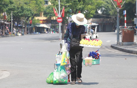 Hà Nội nắng nóng như đổ lửa, nhiệt độ chạm mốc 40 độ C - Ảnh 2. Hà Nội nắng nóng như đổ lửa, nhiệt độ chạm mốc 40 độ C - Ảnh 2.