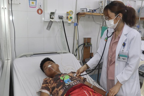 Vụ ba anh em ruột ngộ độc botulinum: Còn một trẻ vẫn phải thở máy - Ảnh 1. Vụ ba anh em ruột ngộ độc botulinum: Còn một trẻ vẫn phải thở máy - Ảnh 1.