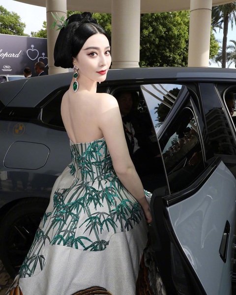 Phạm Băng Băng hóa ‘mãnh hổ hạ sơn’ oanh tạc thảm đỏ Cannes 2023 - Ảnh 1. Phạm Băng Băng hóa ‘mãnh hổ hạ sơn’ oanh tạc thảm đỏ Cannes 2023 - Ảnh 1.