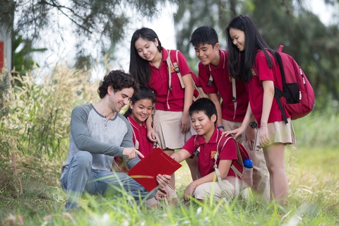 Trại hè và những lợi ích cho sự phát triển của trẻ - Ảnh 4. Học sinh trại hè VAS được học tập qua vui chơi và tình huống thực tế giúp phát triển tư duy đa chiều và kỹ năng làm việc nhóm.