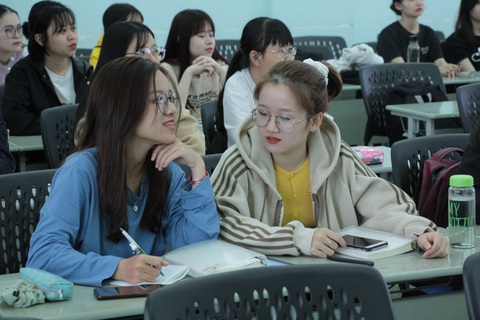 Sinh viên phản ứng, trường sửa quyết định cắt giảm học bổng - Ảnh 1. Sinh viên phản ứng, trường sửa quyết định cắt giảm học bổng - Ảnh 1.
