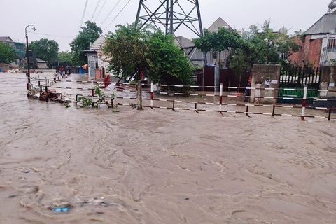 Nhiều tuyến đường ở Biên Hòa chìm trong nước - Ảnh 1. Nhiều tuyến đường ở Biên Hòa chìm trong nước - Ảnh 1.
