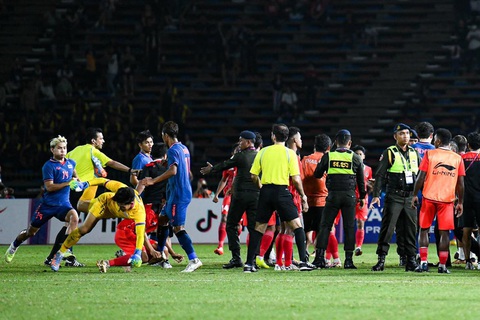 Trọng tài Kasem có sai trong hiệu lệnh còi ở phút 90+7 trận chung kết SEA Games 32? - Ảnh 2. Trọng tài Kasem có sai trong hiệu lệnh còi ở phút 90+7 trận chung kết SEA Games 32? - Ảnh 2.