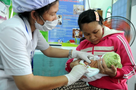 Thiếu vắc xin tiêm chủng mở rộng: ‘Đừng vô cảm với nguy hiểm của trẻ em’ - Ảnh 3. Thiếu vắc xin tiêm chủng mở rộng: ‘Đừng vô cảm với nguy hiểm của trẻ em’ - Ảnh 3.