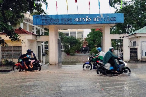 Nhiều tuyến đường ở Biên Hòa chìm trong nước - Ảnh 2. Nhiều tuyến đường ở Biên Hòa chìm trong nước - Ảnh 2.