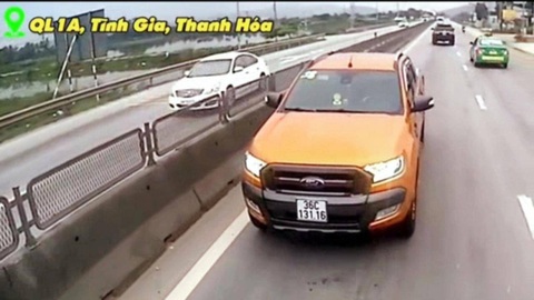 Tài xế xe bán tải bị phạt 5 triệu đồng, tước bằng lái 2 tháng vì đi ngược chiều - Ảnh 1. Tài xế xe bán tải bị phạt 5 triệu đồng, tước bằng lái 2 tháng vì đi ngược chiều - Ảnh 1.