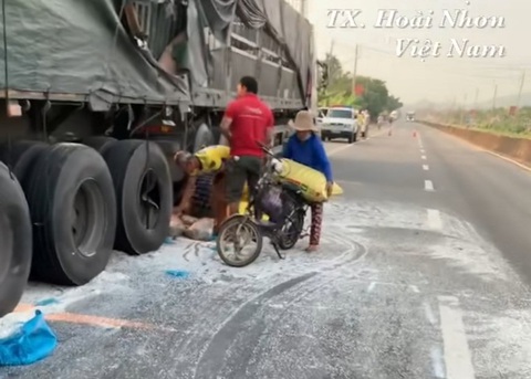Thực hư vụ dân hôi của khi xe tải chở gạo gặp nạn - Ảnh 1. Thực hư vụ dân hôi của khi xe tải chở gạo gặp nạn - Ảnh 1.