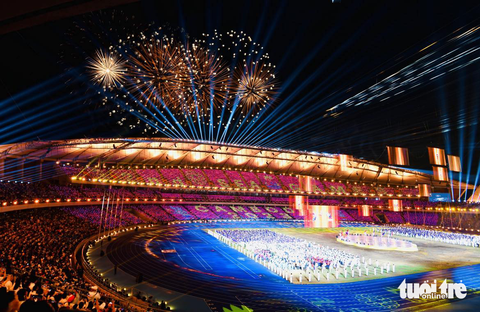 Kết thúc SEA Games 32 ấn tượng, hẹn gặp lại ở Thái Lan - Ảnh 1. Lễ bế mạc SEA Games 32 diễn ra hết sức hoành tráng và ấn tượng - Ảnh: NAM TRẦN