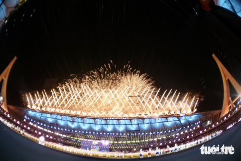 Kết thúc SEA Games 32 ấn tượng, hẹn gặp lại ở Thái Lan - Ảnh 2. Màn bắn pháo hoa rực rỡ kết thúc SEA Games 32 - Ảnh: N.K