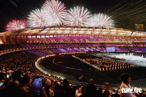 Kết thúc SEA Games 32 ấn tượng, hẹn gặp lại ở Thái Lan - Ảnh 2. Tràng pháo hoa rực rỡ đã chính thức khép lại kỳ đại hội được tổ chức hết sức thành công của chủ nhà Campuchia - Ảnh: NAM TRẦN