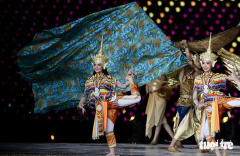 Kết thúc SEA Games 32 ấn tượng, hẹn gặp lại ở Thái Lan - Ảnh 3. Các nghệ sĩ biểu diễn bài Xin chào SEA Games - Ảnh: N.K